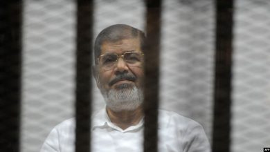 صورة بعد وفاة #محمد_مرسي.. حرب التغريدات تُشعل تويتر