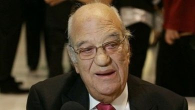 صورة حسن حسني يخرج عن صمته ويرد على مروجي شائعة وفاته