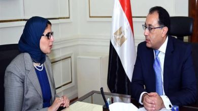 صورة رئيس الوزراء يستعرض مع وزيرة الصحة تقريراً حول زيارة الوفد المصري لمنظمة الصحة العالمية