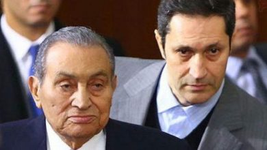 صورة علاء مبارك يخرج عن صمته ويعلق على شائعة وفاة والده