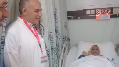 صورة رئيس بعثة الحج يزور المرضى من الحجاج المصريين ويطمئن على تلقيهم الرعاية الصحية اللازمة