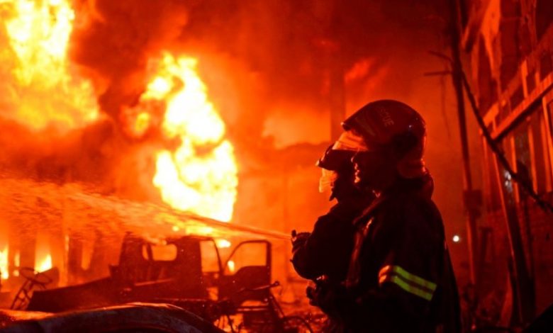 حريق العبور .. حريق ضخم بمصنع ملابس بالعبور ووفاة 16 شخص وإصابة العشرات