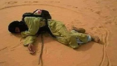 صورة ما هو السبب وراء رسم الدائرة ووضع العصا قبل النوم في الصحراء؟