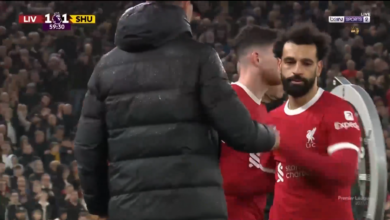 صورة عاااجل !  يحدث لاول مرة محمد صلاح يغادر ارضية الملعب بعد مافعله يورجن كلوب معة في هذة اللقطة !!