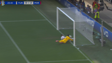 صورة شاهد! مدافع تركيا سيتسبب في إلغاء بطولة اليورو بسبب هذا الخطأ الذي أجبر لاعبي البرتغال ورونالدو والجماهير على الدخول في حالة من الضحك الهيستيري بسبب ما حدث!