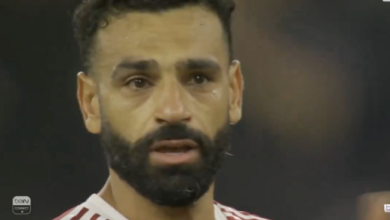 صورة بكاء محمد صلاح بعد نهاية المباراة اثناء غناء الجمهور لزميله الراحل جوتا