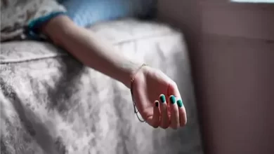 صورة تنميل اليدين أثناء النوم: الأسباب والمخاطر