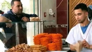 صورة كان هناك شابا يعمل في محل لبيع الحلويات