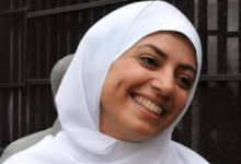 صورة تضحك أثناء الحكم باعد.امها