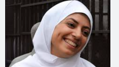 صورة تضحك أثناء الحكم باعد.امها